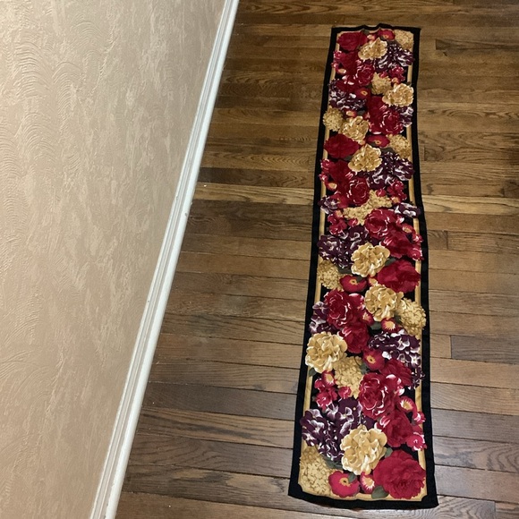 Beautiful floral silk scarf - Picture 3 of 3